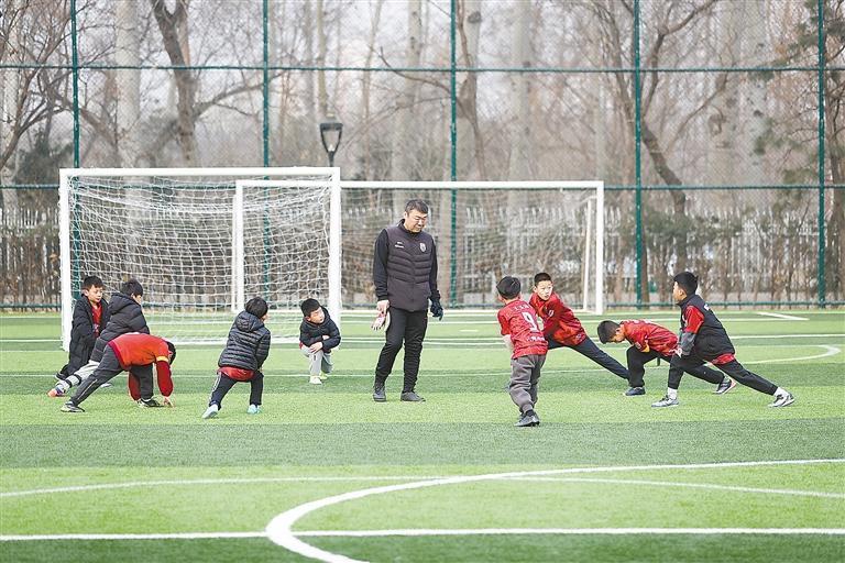 “奔跑吧·少年”足球比赛火热开赛